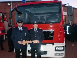 Reinsdorfs Ortsbrandmeister und Stellvertreter vor dem neuen TSF-W TSF-W der Reinsdorfer Feuerwehr
