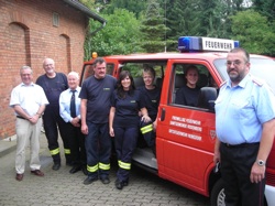 Gruppe vor dem Fahrzeug